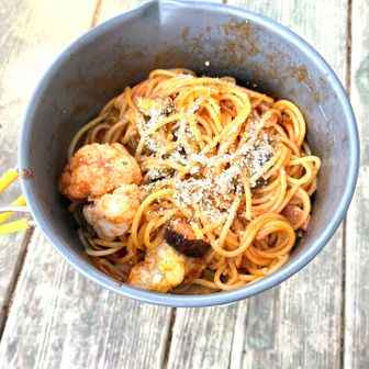ナスとベーコンのアラビアータ🥓🍆
なぜか、カリフラワー添え🍝
鍋の内側のソースを拭いてから写真撮れば良かったな

カトラリーは折りたたみ式のフォークを持ってきたんだけど🍴
パスタソースを和えているときに、勝手に折り畳まれちゃって、ソースが跳ねる跳ねる💢

もーーーっ😡

服にもついたし、テーブルにも跳ねた！
これはちょっといただけないわ！
折りたたみ式はやめるつもり！
ちゃんとした所のものだったんだけどなぁ

でも、パスタは美味しかったですよ🥰
キユーピーのあえるパスタソース、アラビアータです

⬆️キユーピーの"ユ"は、大きいユなんですよー😊

【追記】
折りたたまれちゃう原因わかりました
私のやり方が間違ってました🙇
ユニフレームさん、ごめんなさい
これからも使います🙇🙇