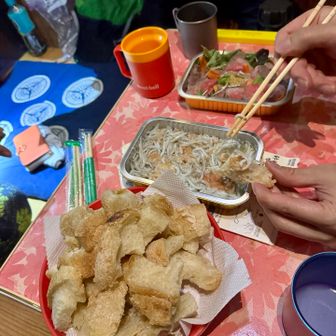 何日も前から食事の計画や買い出し、仕込みなどしてくださって、今回、山荘でこんなに豪華な食事をいただけました🍴😋🍴
レストランみたい🤤
ローストビーフやアヒージョ🤤