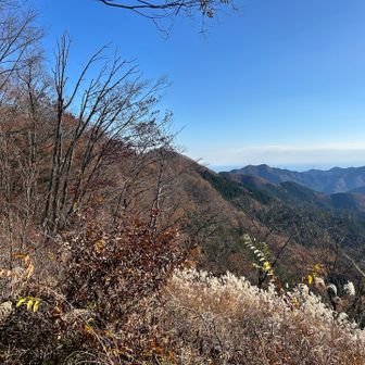 右はこれから歩く稜線が見えて来た👀
後2時間後にバス🚌が発車するが
計画よりも一本前の12時18分発のバスに間に合うかもしれない🙄
ちょとペース上げよう🏃🏻‍♂️💨