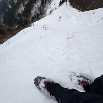 急な下り坂だが、エッジを切りながら行けば問題なし