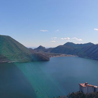 硯岩より。（1,251m）
ものすごい景色です！

やっぱ、ここの展望好き😍❤️
あのホテル？建物が
雰囲気を出してくれていい感じ🤗