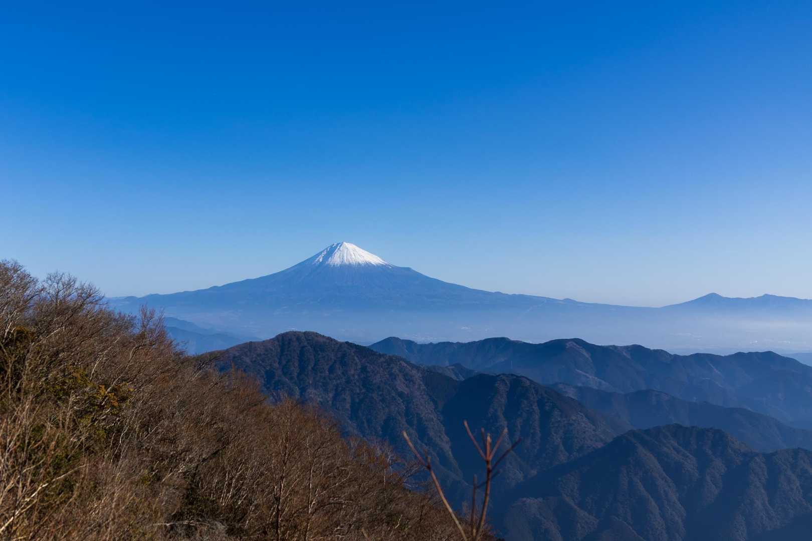 立ち位置を少し工夫すると、裾野まで綺麗に広がる富士山を楽しめます