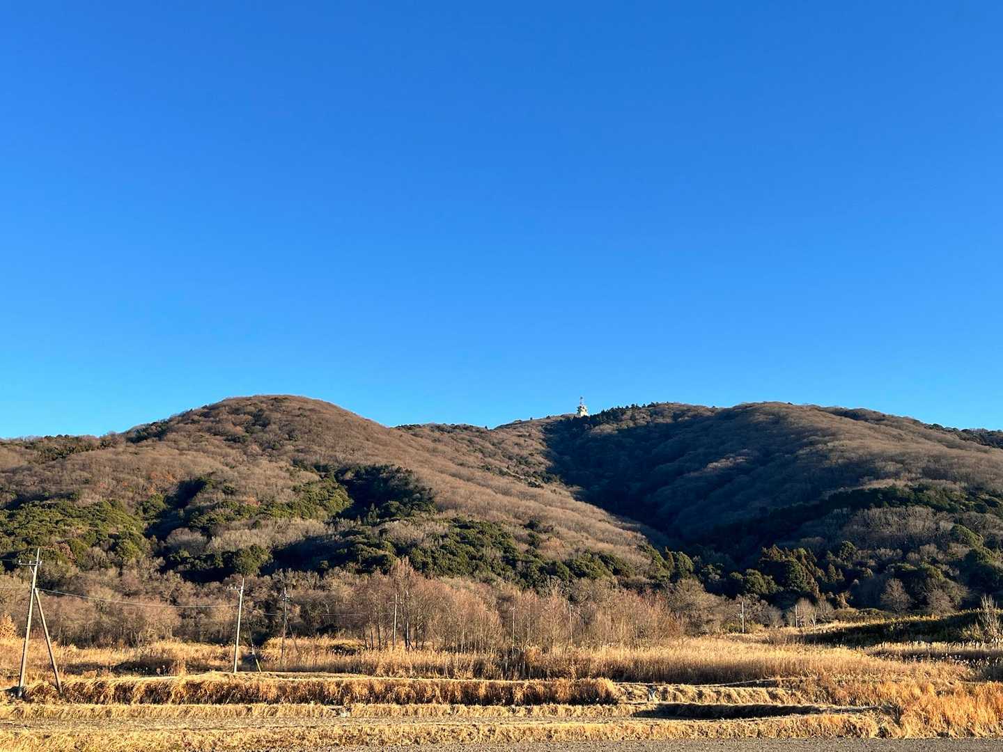 降りてからようやく宝篋山の全容が見えました。
とても手入れの行き届いた里山でした。
山頂近くにもきれいなバイオトイレ🚽お世話になりました。
この時間から登る方たちとたくさんすれ違いました。お子さんも登りやすいお山ですね！