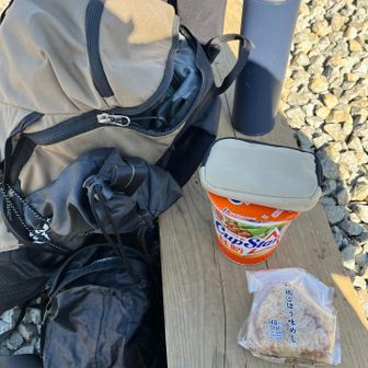 珍しく山頂ランチしてみます。
テンピークのボトルは軽くて、安いのにお湯が長持ちします。