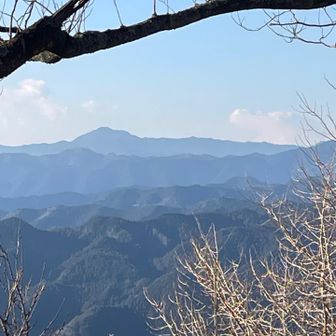 大岳山。富士山は残念ながら雲に隠れています。
