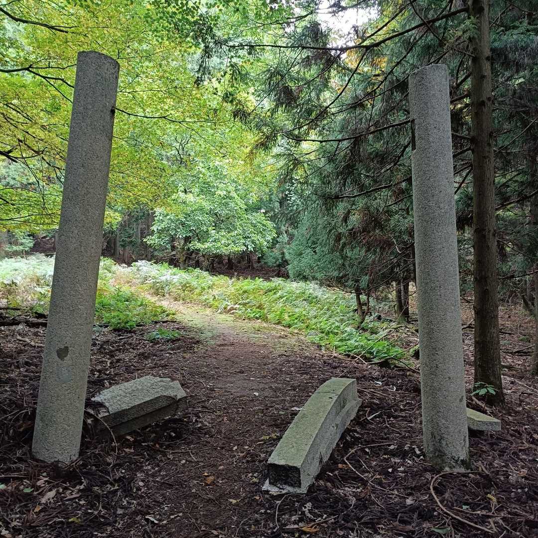 あらまっ、⛩️が壊れてる🤣
こんなの落ちてきたら、怪我どころか死んじゃうね😱
これを見て、金山の壊れかけの⛩️を思い出しました😅