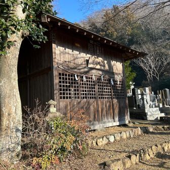 登山口に迷って行ったり来たりしているうちに
下で水打ちしていた住職らしい方にチラ見されてプレッシャーがかかるなか
無事取り付きを見つける
白山大権現とは白山の山岳信仰と関係あるらしい
そんな遠くの山と縁があるなんて