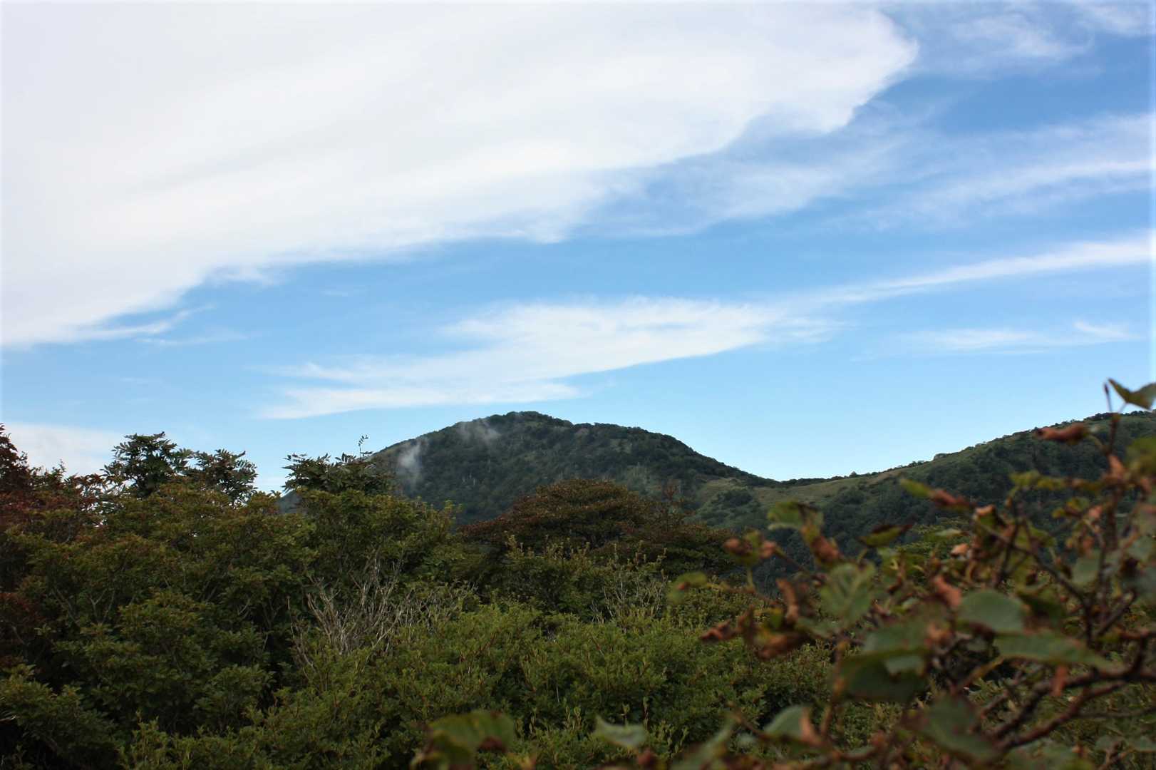 山頂から少し直進すると、大岩が。
登ると、ほぼ360度、周りの山々が見える。
けど、背伸びしてギリギリだった✨