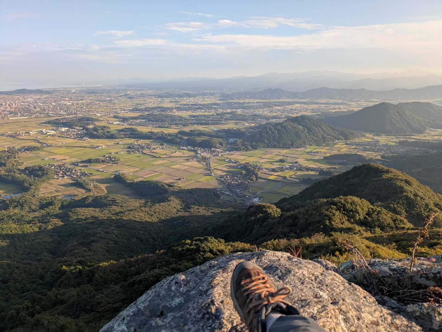 天狗岩に登って、足先だけ一緒に。
てっぺんは広くないので恐恐と。