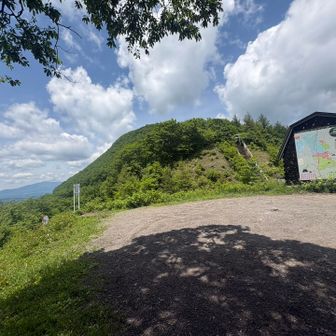 路駐しましたが駐車スペースあります♪
正面　駒髪山⛰️ 暑い🥵ので止めました💦