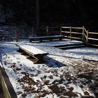 冬の光が差し込む、男池の入口。