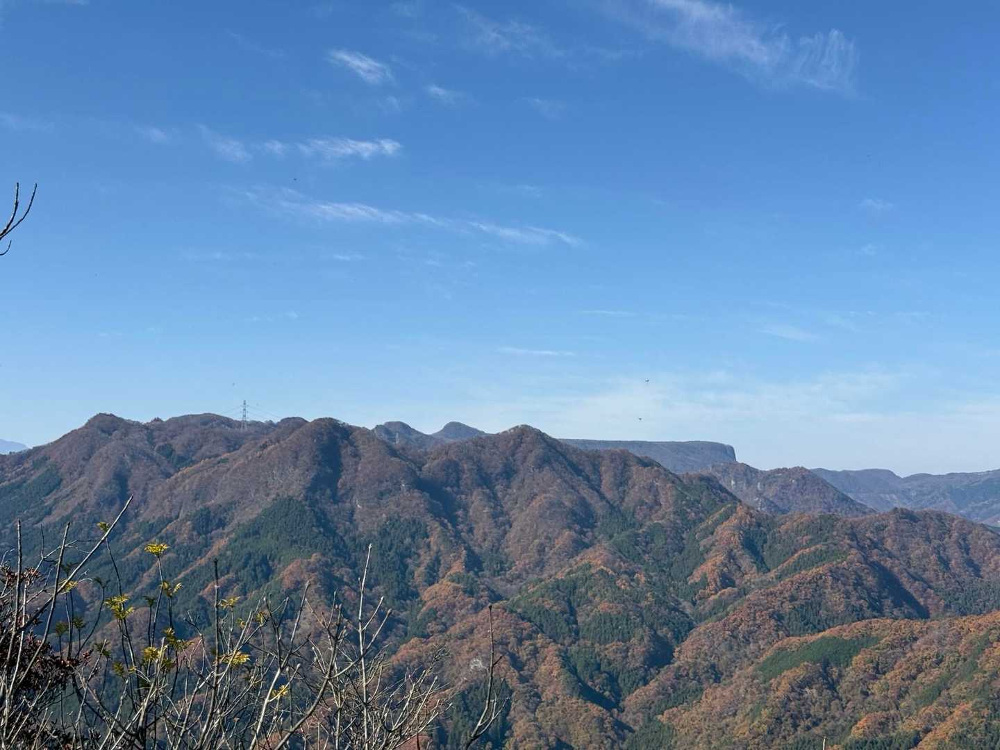 向こうに特徴的な山容発見💡
荒船山ですね〜
あそこもまだ未踏。