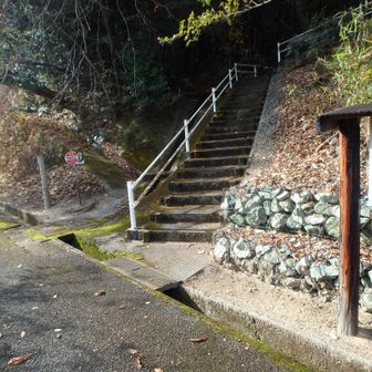 落葉が掃除された登山口