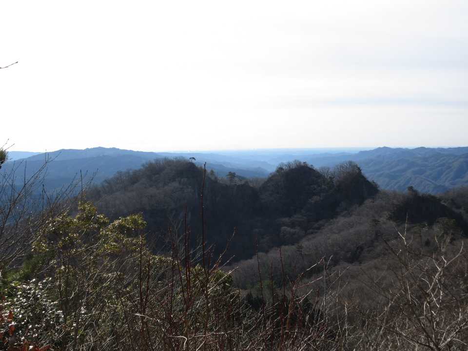 鍋足山主峰部はあちらです。
三峰鼎立する姿が鍋足山の山名由来とのこと。