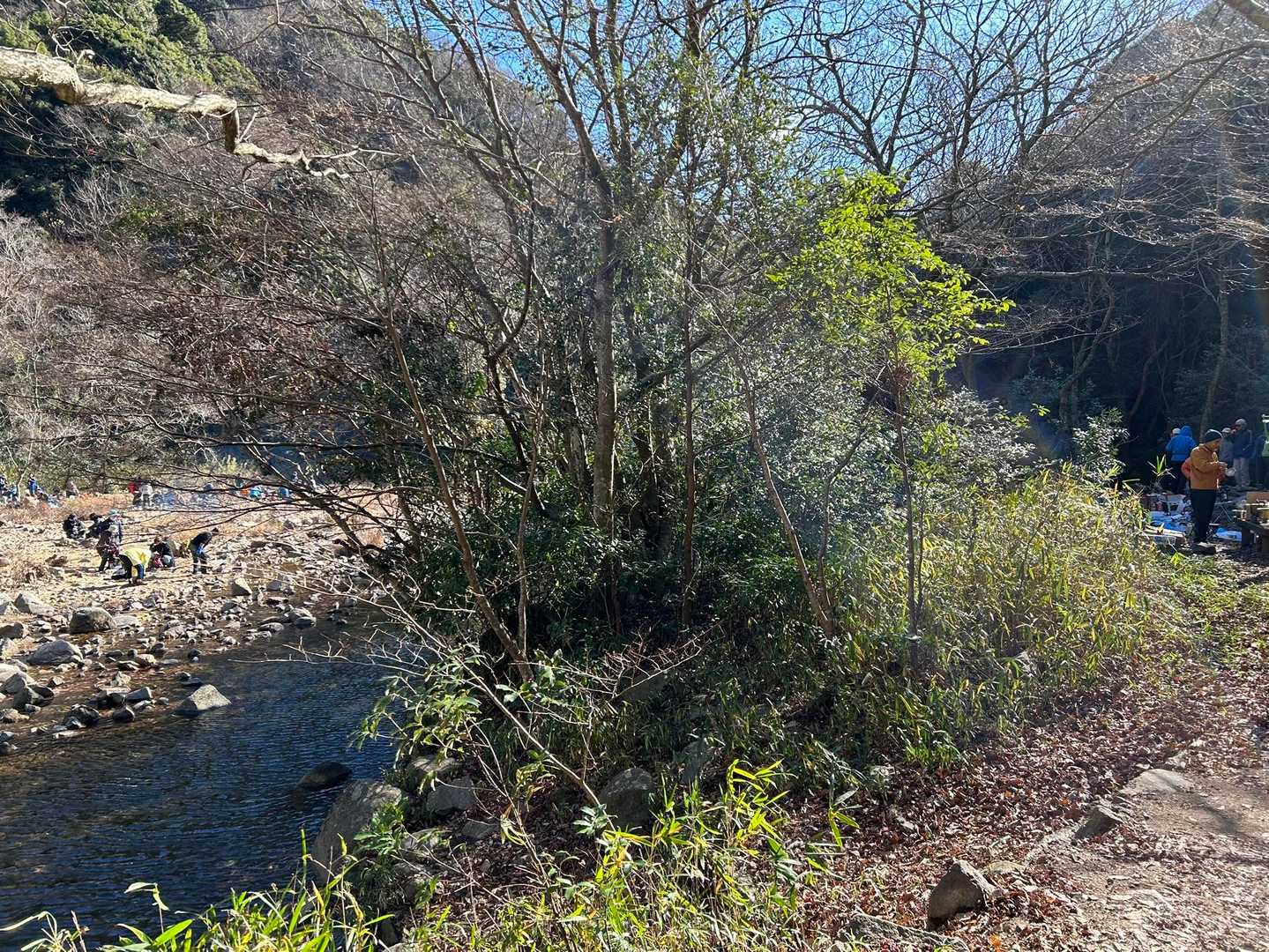 わかりにくいけど、
川がながれている水場の
あたりは、山岳会の集いかな。
こちらでも、たくさんの方が
集まっておられました。

バーベキューかな〜
いい匂いがして、
お腹が空いてきました。
ご褒美に気持ちは、
持ってかれてます。