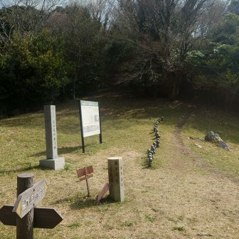 埴輪みたいなのが立ってる