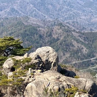 男体山。三角点かな？あそこ登る人いるのだろうか？