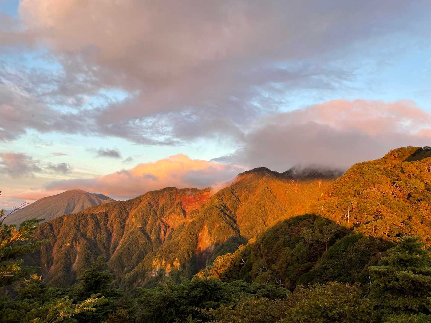 朝焼けはバッチリ👌紅葉はまだ先ですね🍁
左に男体山、女峰山は雲の中☁️