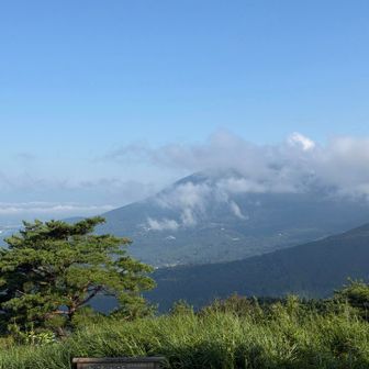 山頂から見る筑波山、今日も雲がかかっています。 