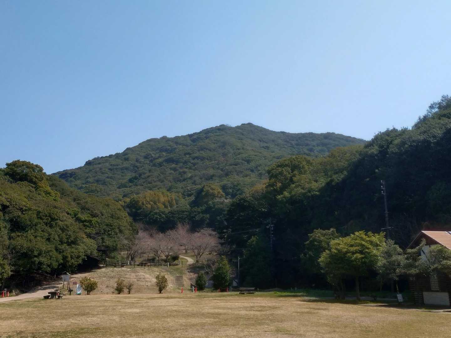 振り返ると正面に大弥山