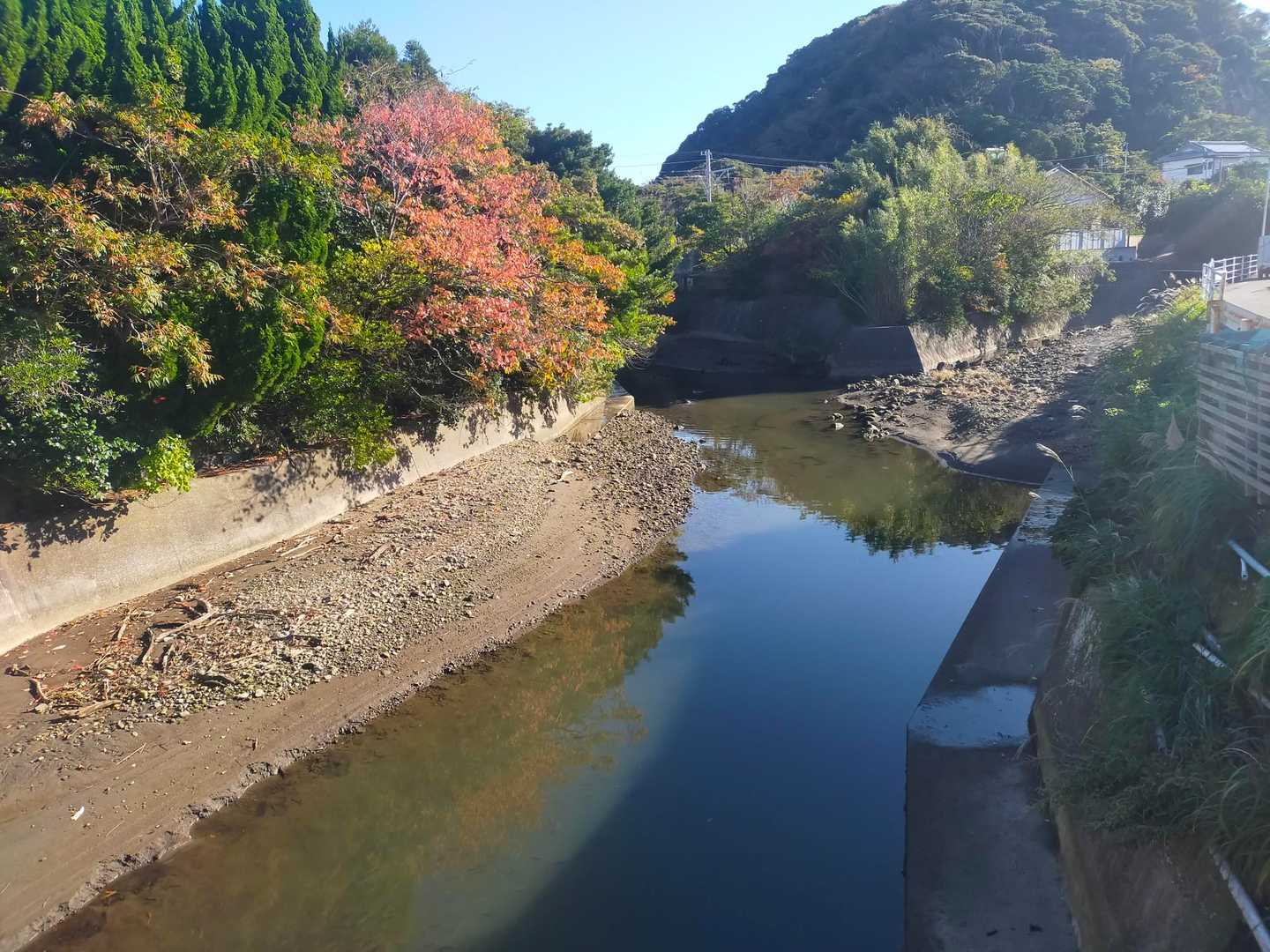 紅葉は11月後半だったよう。少し色付いた木が水面に映り美しい✨