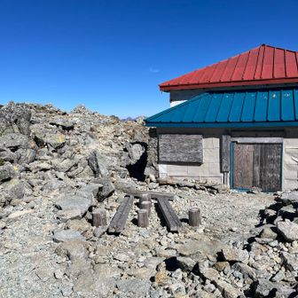 大汝山の休憩小屋