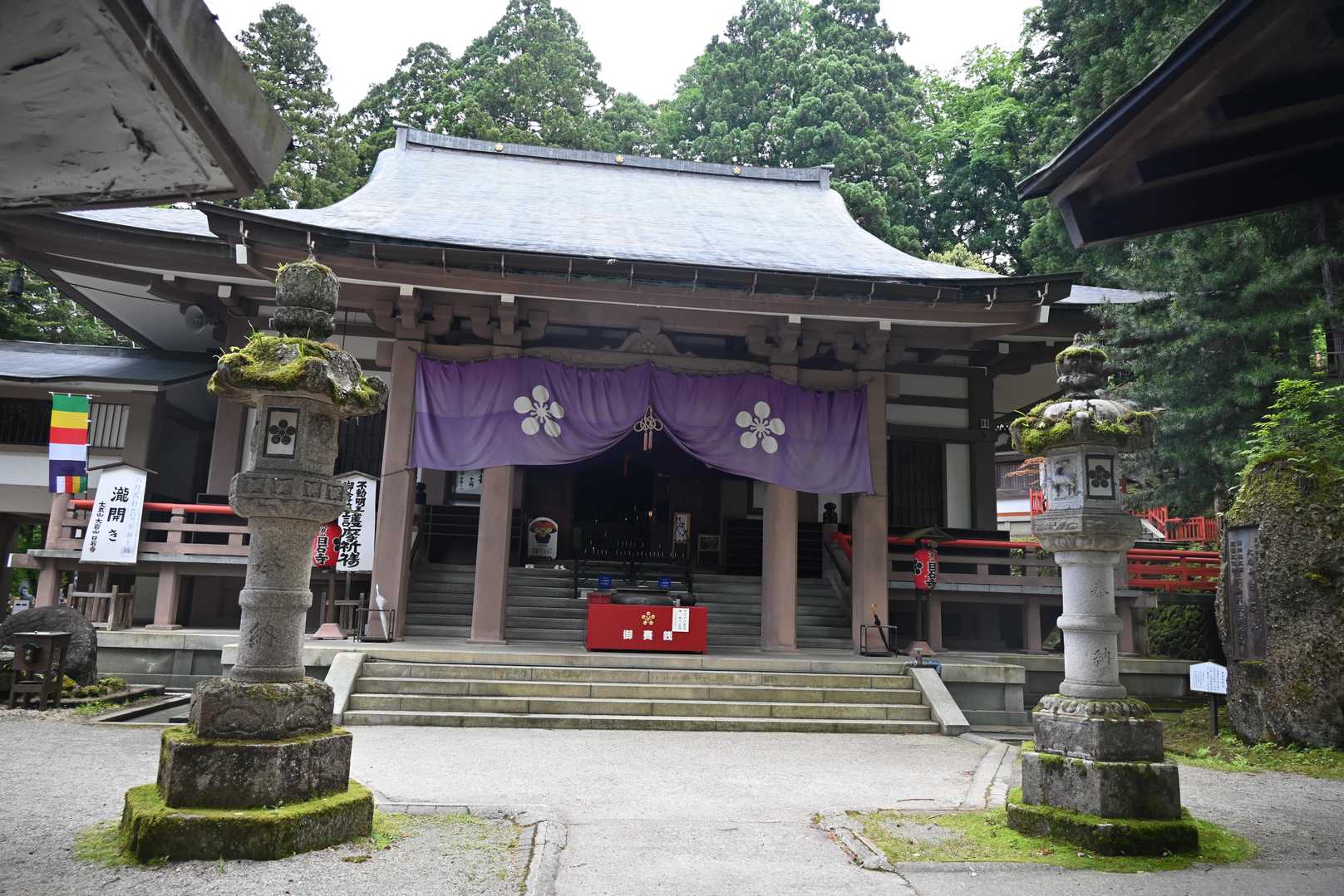 📸 大岩山日石寺の境内です。
お参りしてから駐車場に向かいます。