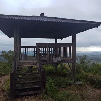 二子山の東屋に到着