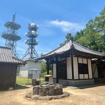 遙照山の山頂へ到着⛰️
テレビ塔やお寺、何だか賑やかな山頂💦