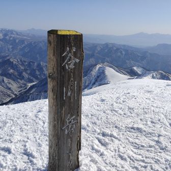 トマの耳から、右奥が先週の武尊山。