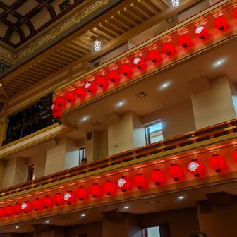 こんな感じで
2階席3階席がある

ロシアにいた頃は
よく演劇やバレエを見に行っていたが
なんか似ている

ロシアは日常に文化がある
映画も
人形劇もバレエも舞台もサーカスも
そもそもどんな街にも常設があって
公営であるからチケットは安い

日本とは
文化への関わり方が違うんだよな🤔