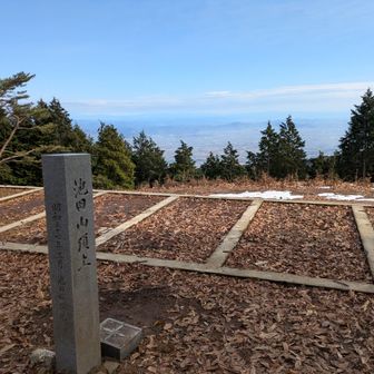 山頂までは３人に会った
「有料道路区間」を避けて来た