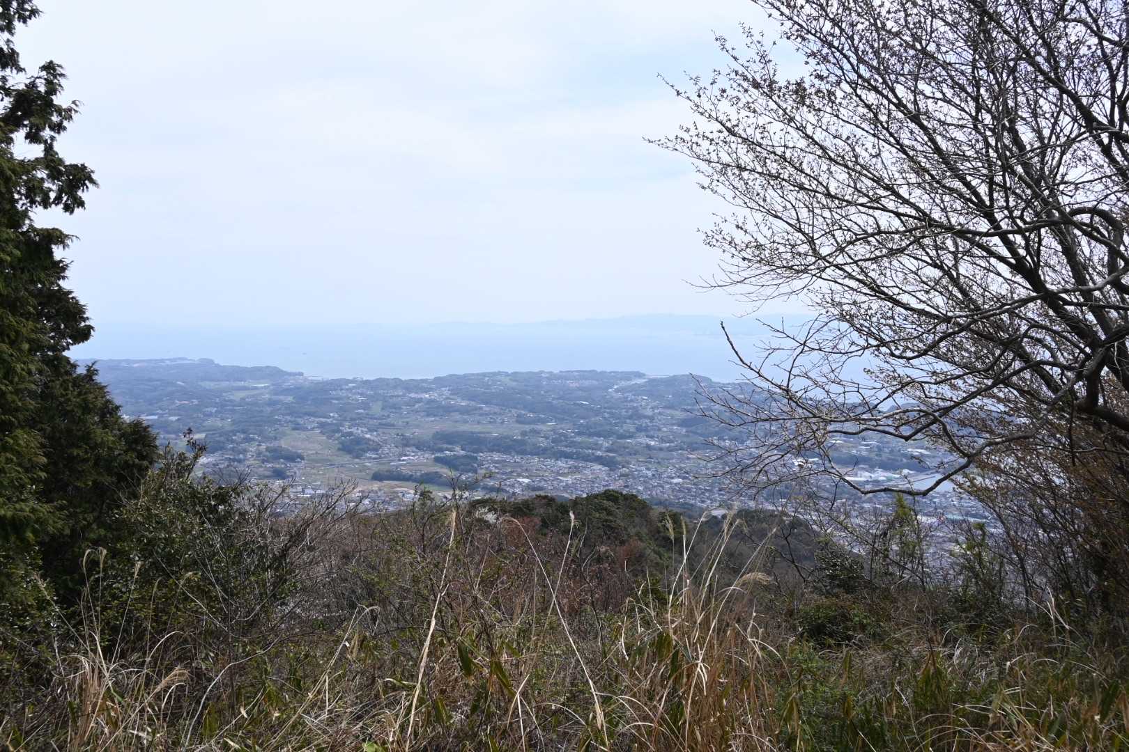 もちろん、ここの山頂からの景色もグッド👍
霞んでいなければもっと良かったけどなー😂