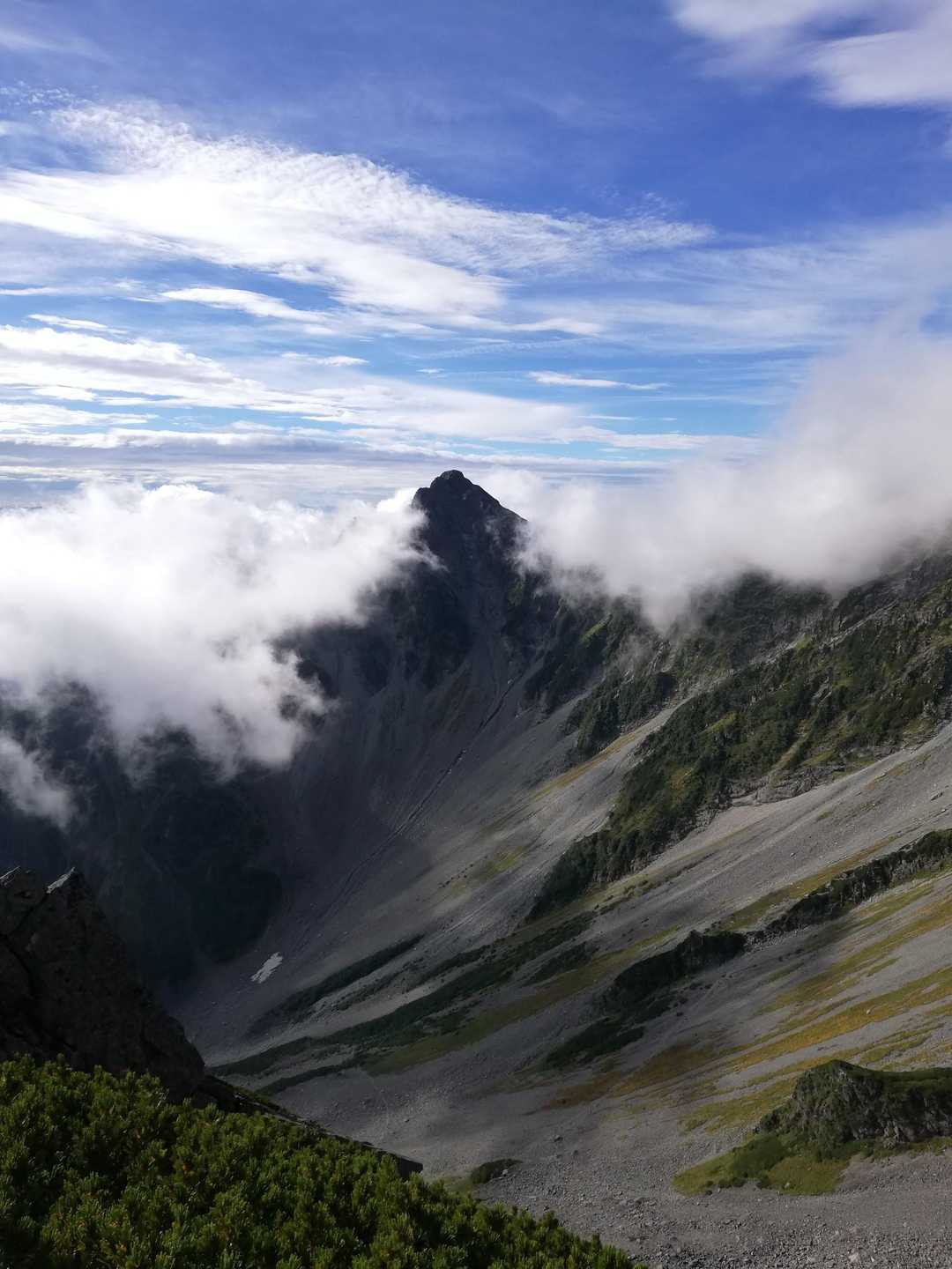 早朝。前穂高岳は雲の中から。