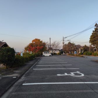 福岡県筑前町の歴史の里公園駐車場🅿️です。
クルマは20台くらい止められます🚙
トイレ🚻もあります
ここは目配山(標高405m)、高宮山(標高422.4m)、小鷹城山(標高213m)等へ登られる方達も利用されるそうで、とても便利です