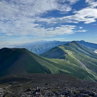 美瑛富士、オプタテシケ山、更に向こうのトムラウシ山から旭岳