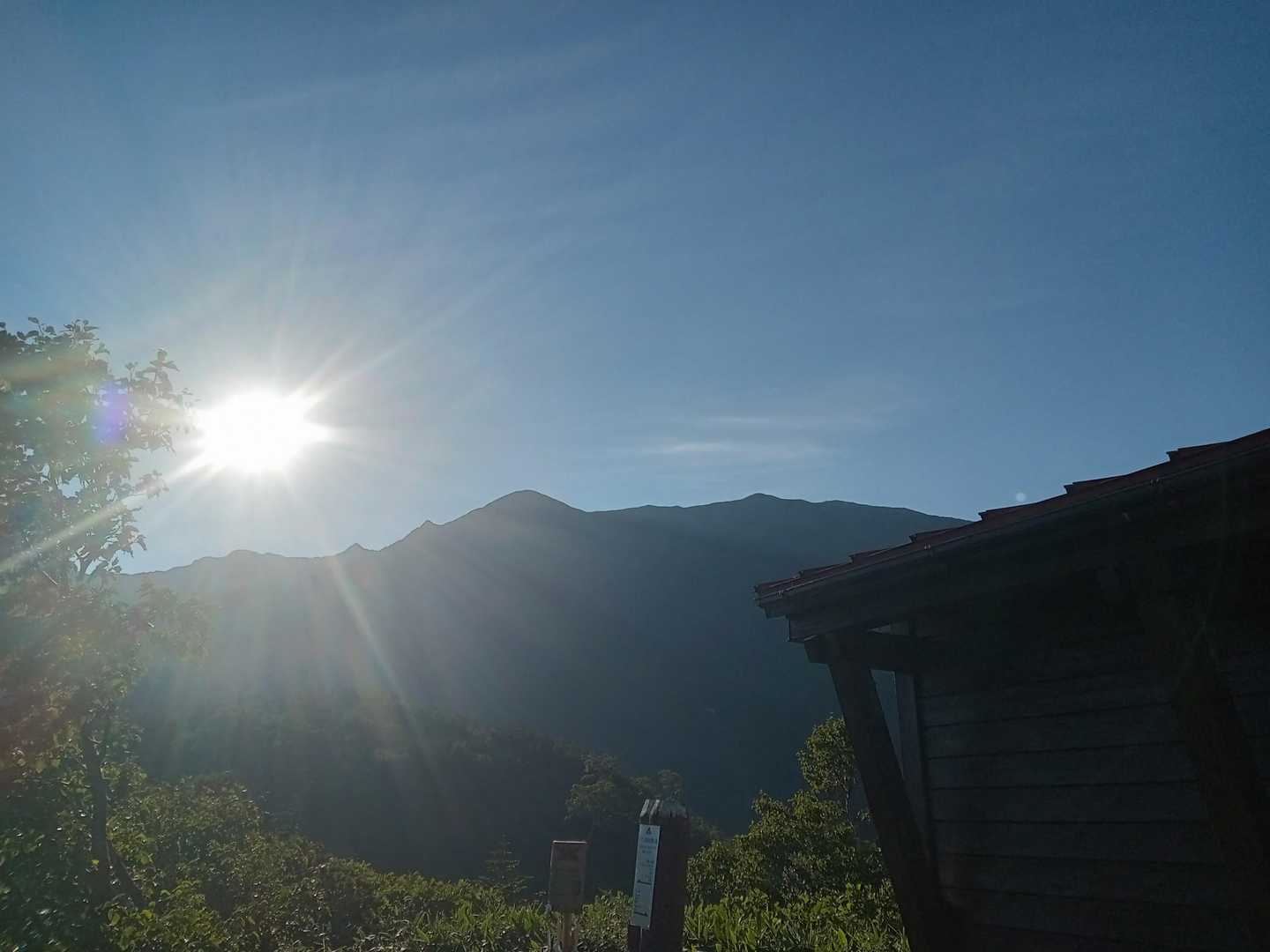 避難小屋から御舎利山と別山