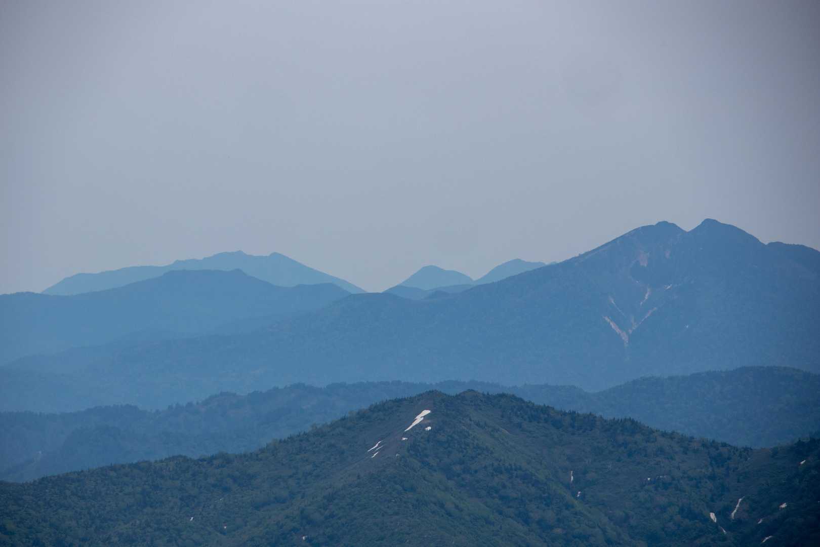 右の燧ヶ岳。
その稜線奥には、日光連山。
女峰山、大真名子山、太郎山。