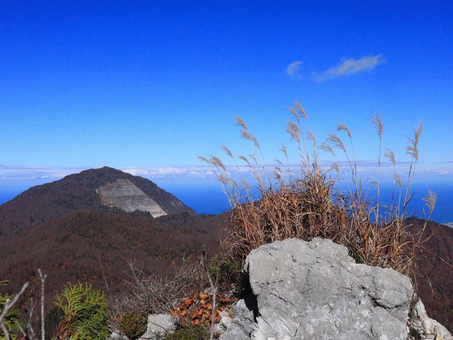 左に青海黒姫山。
石灰の採掘であんな姿に。