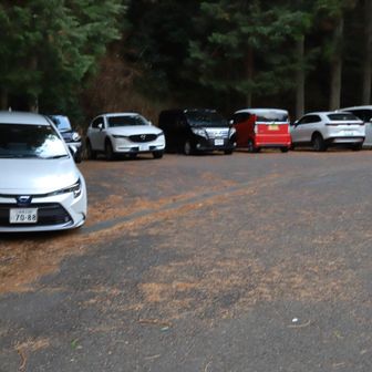 大円地駐車場　既に奧の方は車で埋まっており、山際の空スペ－スに駐車　　できました。ここの標高は211ｍ位です