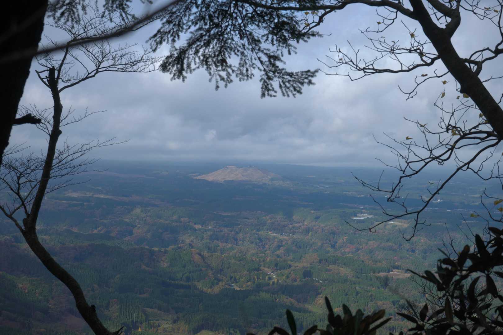 木々の隙間から荻岳。