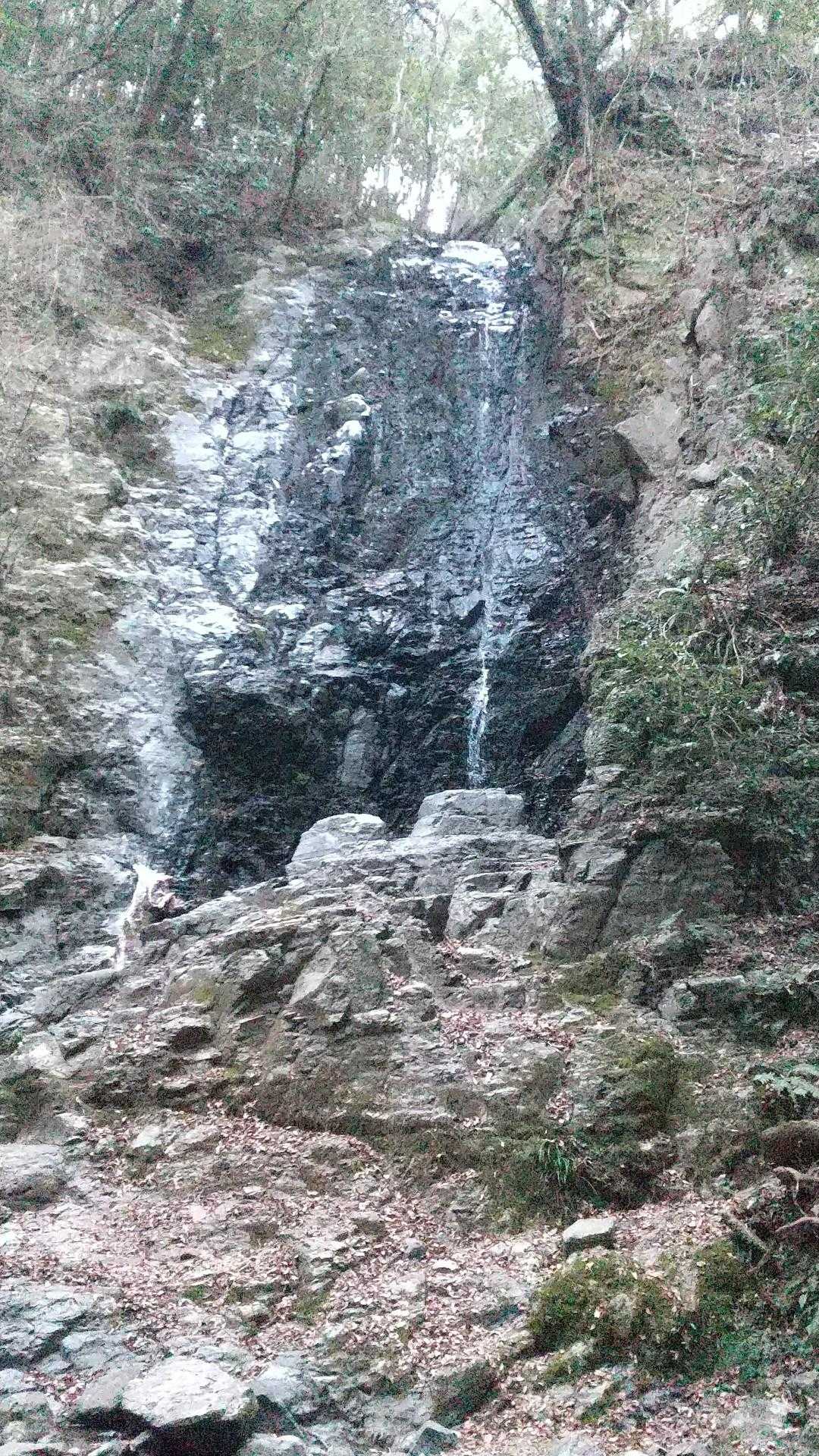 10分もしないうちに滝に着きました。水量は無いです。