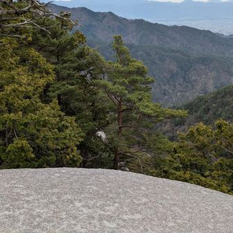 そこに弥三郎岳山頂の一枚岩を加えてみると…　月のようにも見える