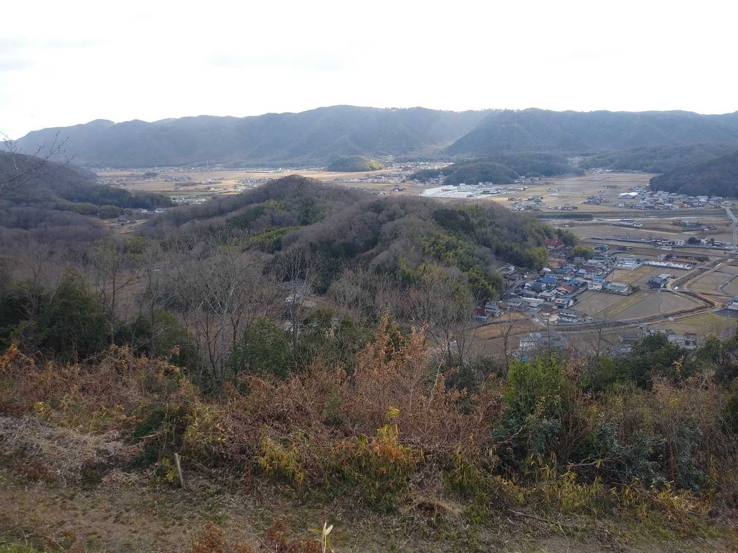 四の郭からの絶景👏
方角は南☝️
浅口市の遙照山方面かな😄