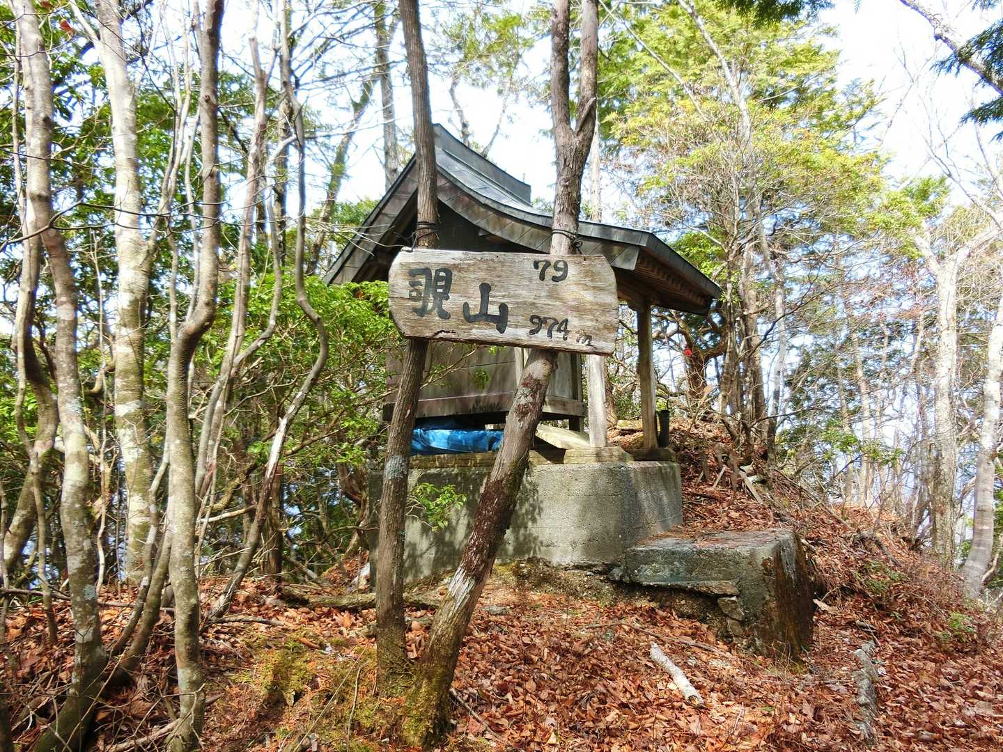 山頂、林道取り付き右奥から登って来ました。カメラを向けてる背中方向のクロテ山へ