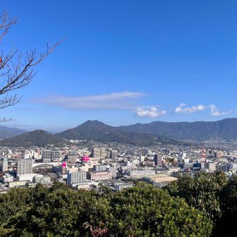 防府は本当にいい町だ。防府天神山（□）と矢筈が岳（☑︎）です。右端は大平山山頂（電波塔多数）