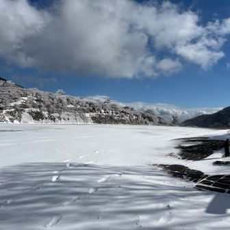 白銀の仁田峠駐車場。