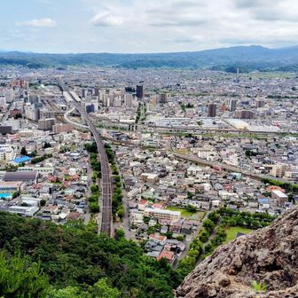何本も通過する新幹線や在来線の電車を眺めてマッタリ

低山だから、これから夏にかけては激熱💥
35度以上になる日も多くなる盆地の福島市、熱中症対策をしながら歩かなきゃならない季節が来ます🥵
