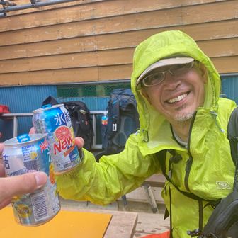 でも三伏峠まで無事に戻って、夕食までの雨宿り中に待ちきれなくて、チューハイ買って乾杯🍻