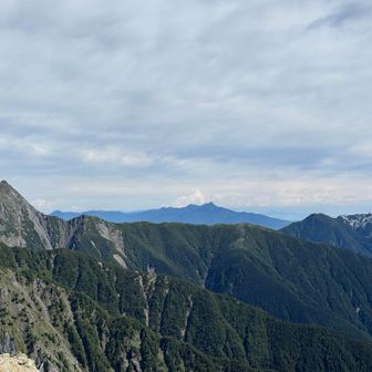 北岳の奥に八ヶ岳が見えた。